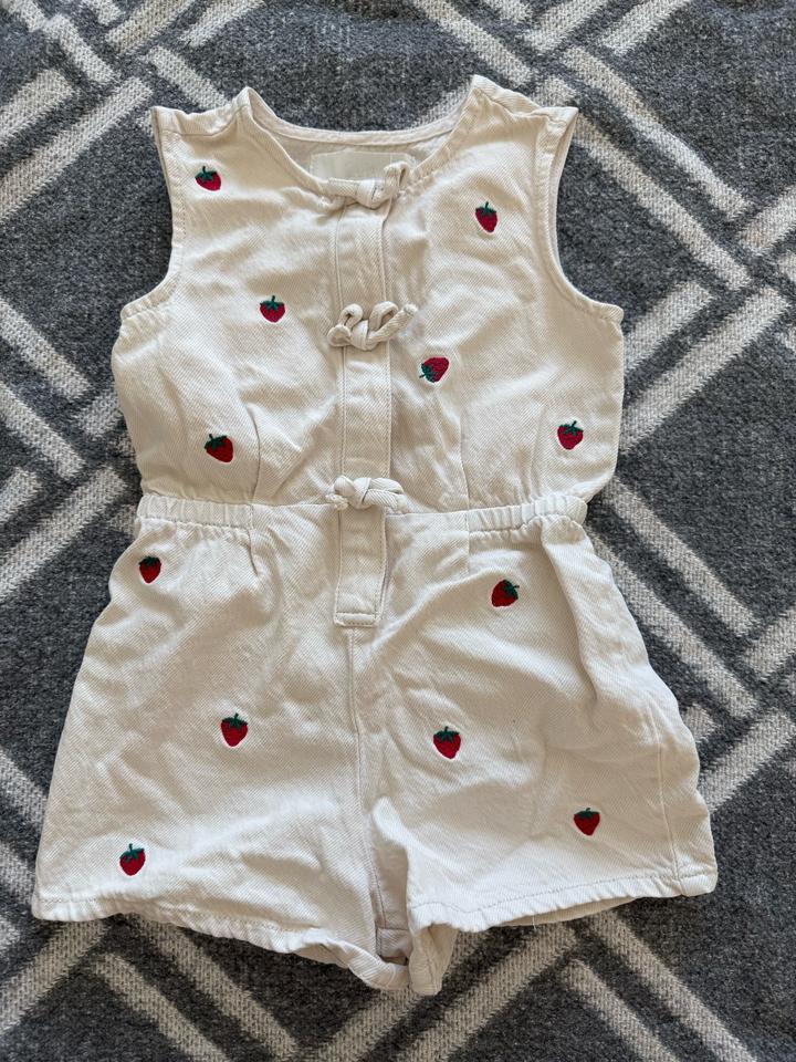 ZARA комбинезон с вышивкой клубники