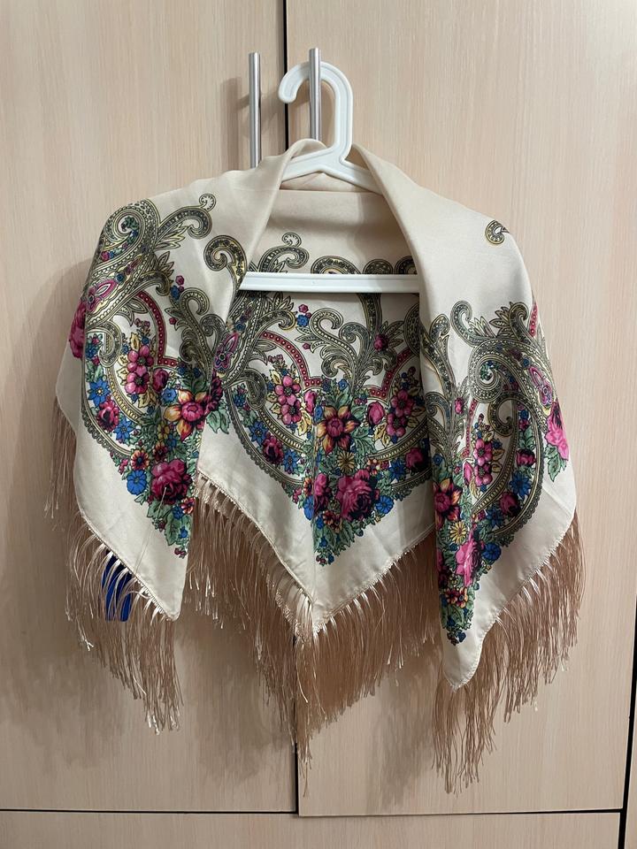 Женский платок с цветочным принтом и бахромой