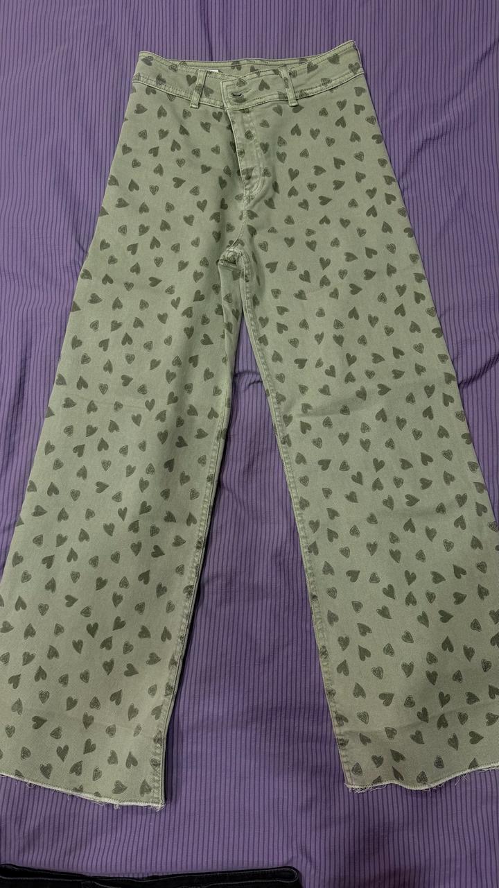 Джинсы ZARA с принтом сердечки