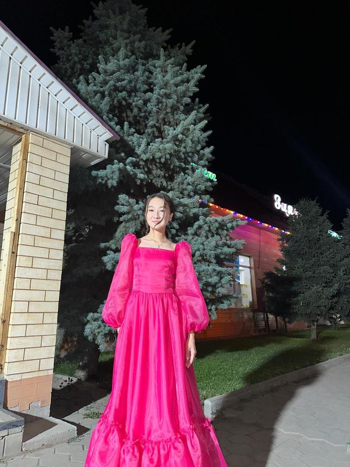 Платье с пышными рукавами