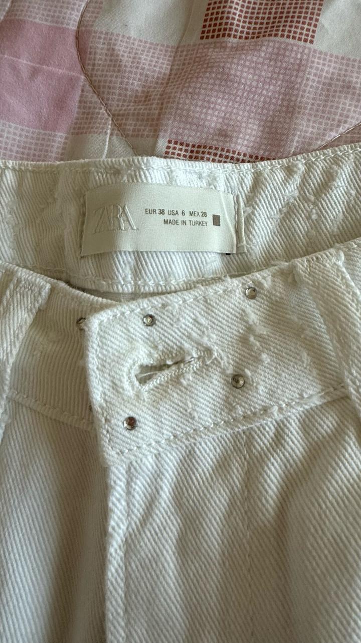 Джинсы ZARA широкие белые с декором