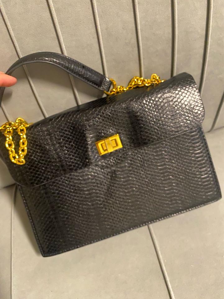 The Exclusive Style Сумка с тиснением под рептилию на цепочке