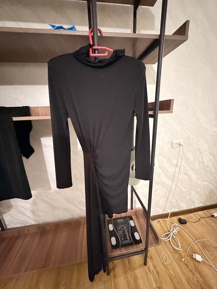Zara Черное платье с драпировкой