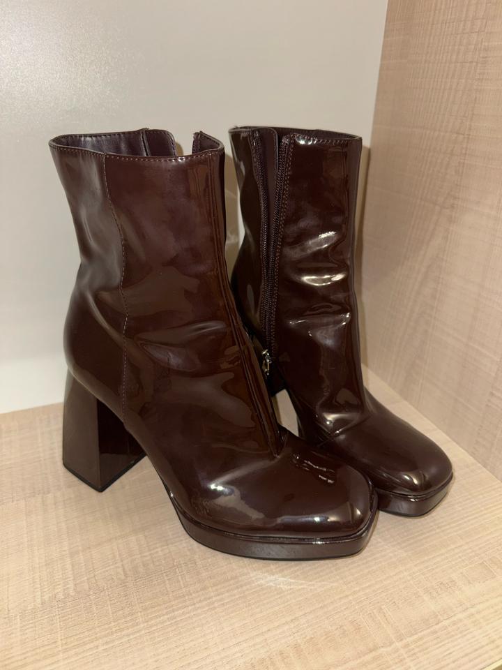 Лаковые ботильоны Bershka
