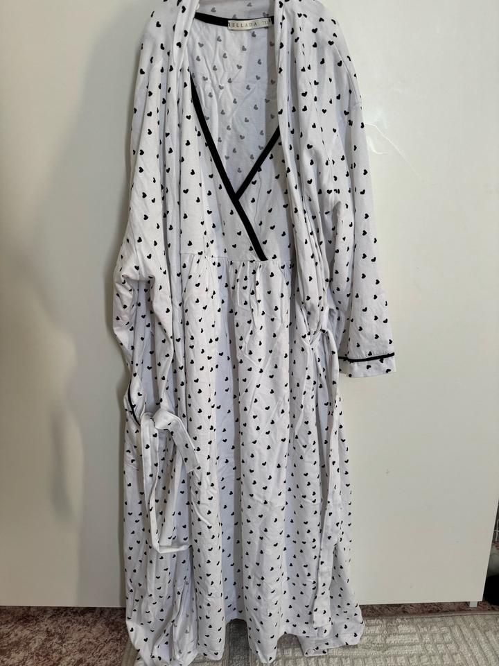 Сорочка и халат для кормящих 2 xl , брала для себя но оказалась мала .