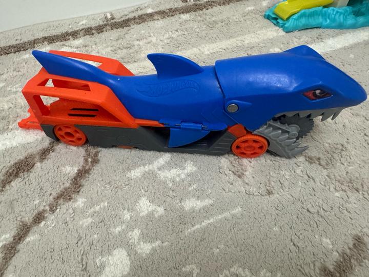 Игрушечный автовоз Hot Wheels акула
