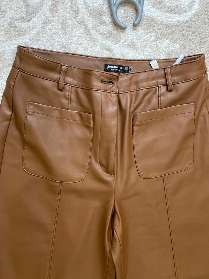 Брюки Stradivarius из экокожи