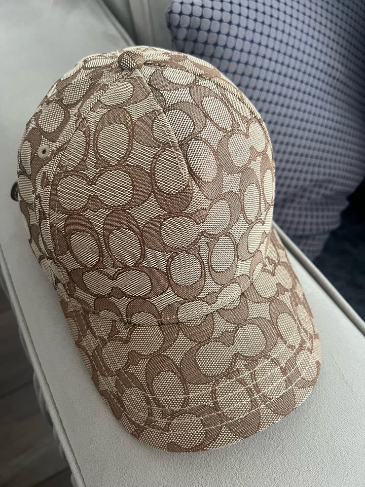 Кепка от Coach