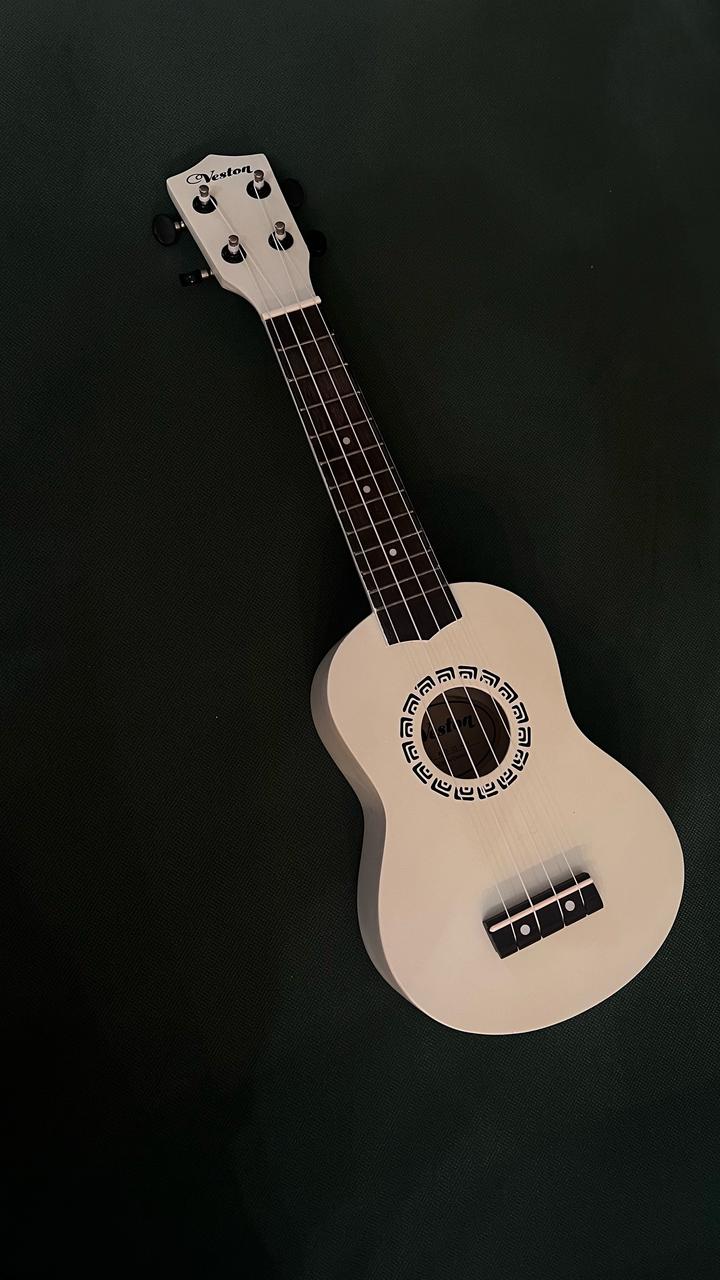 укулеле Veston