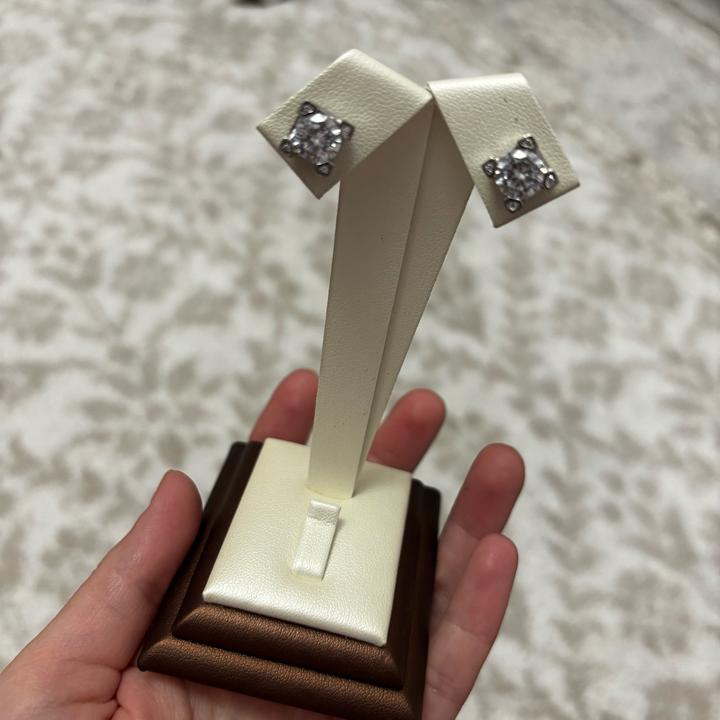 Silver Серебряный гвоздик от Cartier 925 пробы, вставка цирконий