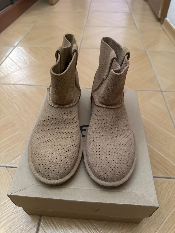 UGG