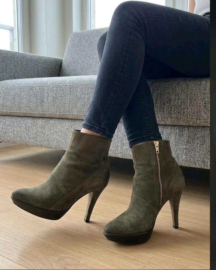 Bata Элегантные замшевые ботильоны на каблуке и платформе