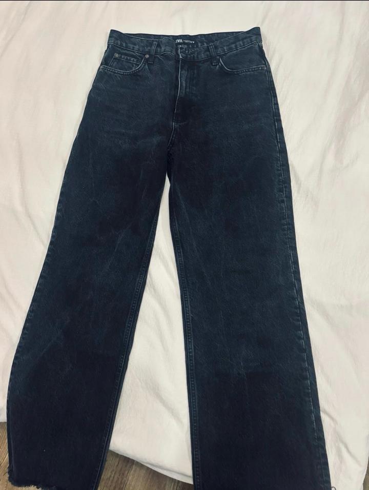 джинсы Zara широкие темные черного цвета?