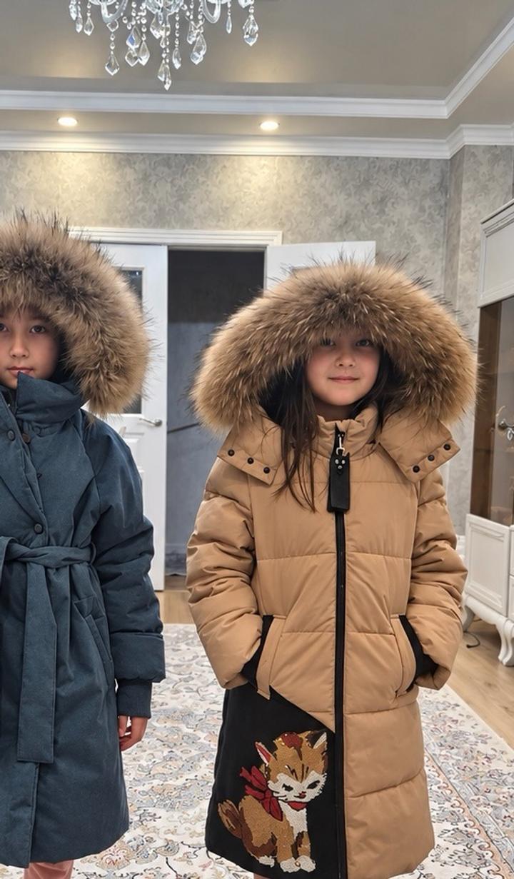 Женская куртка с аппликацией из страз