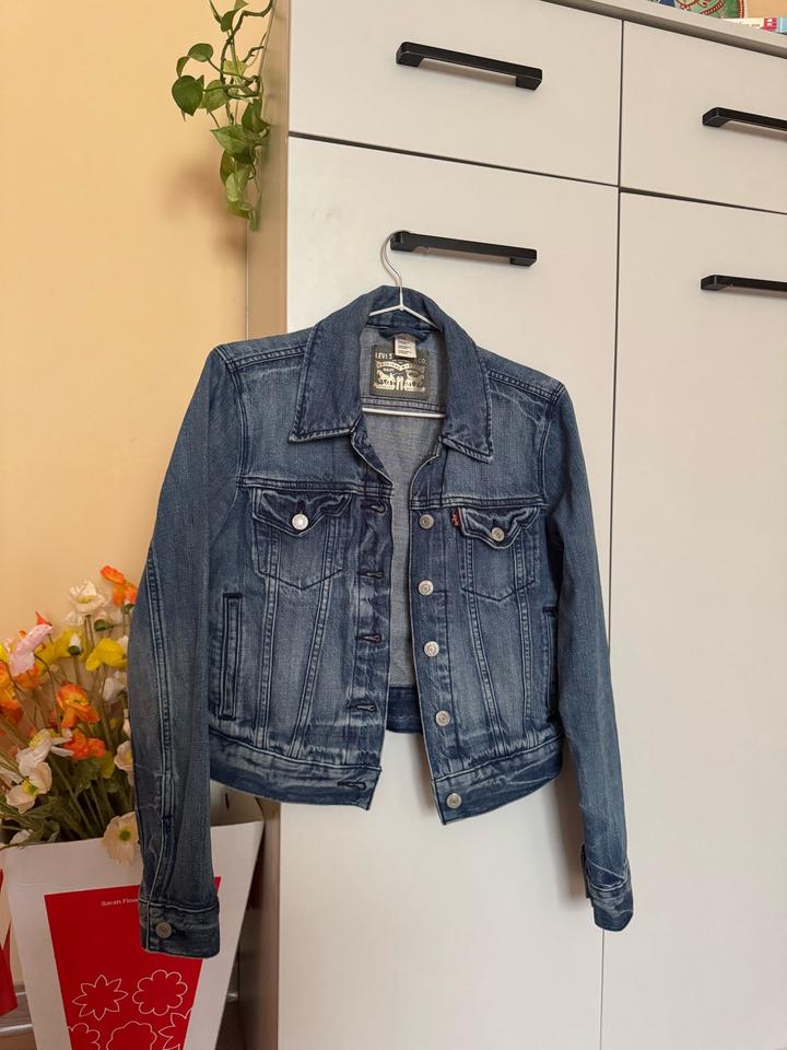 Levi's