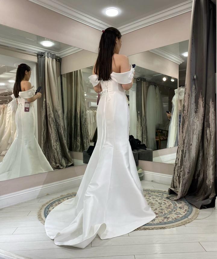 Свадебное платье с открытыми плечами и шлейфом
