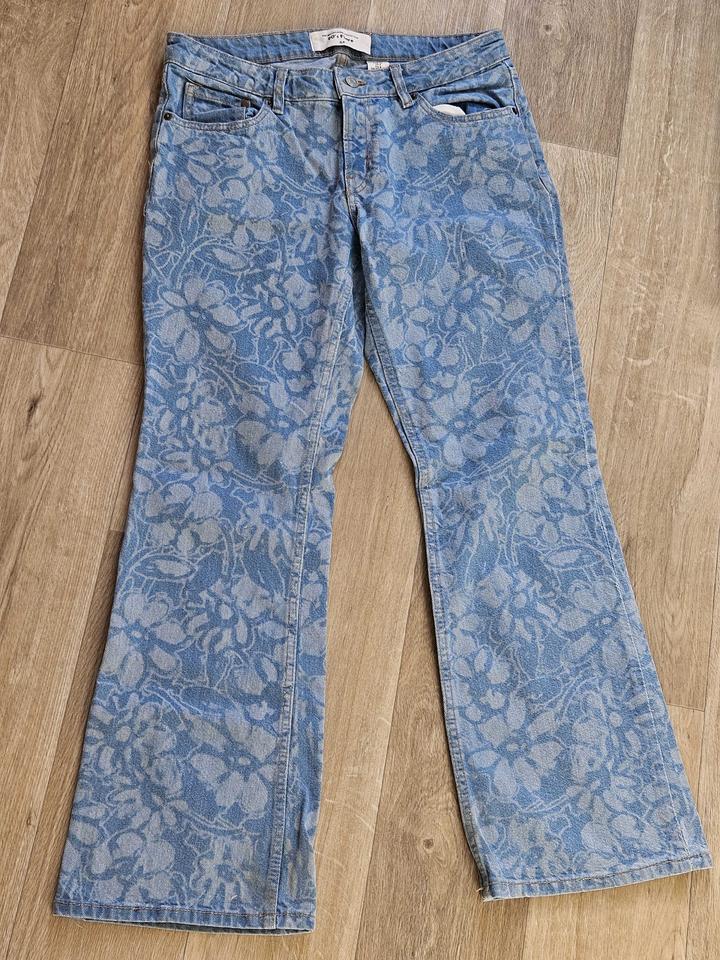 Голубые джинсы H&M с принтом