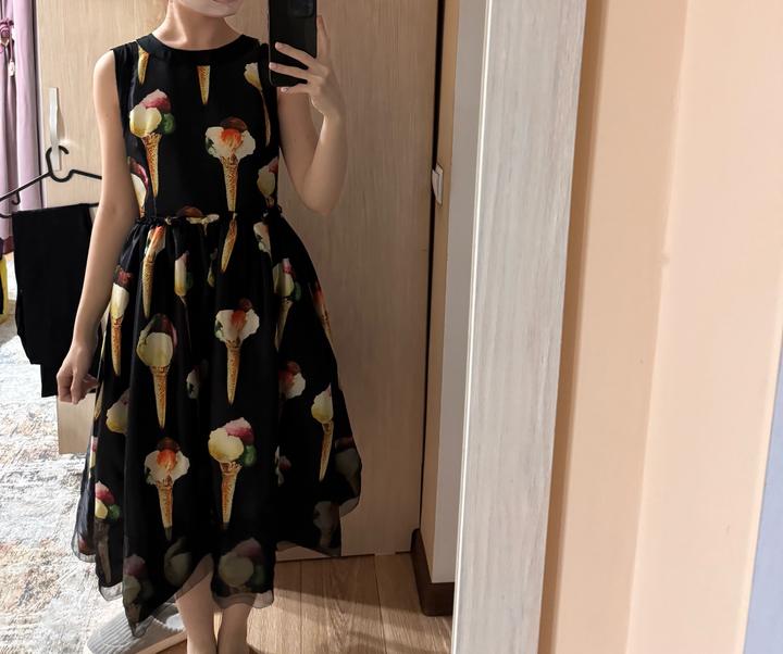 Платье с принтом мороженое под Dior. С акцентными пуговицами в области замка.