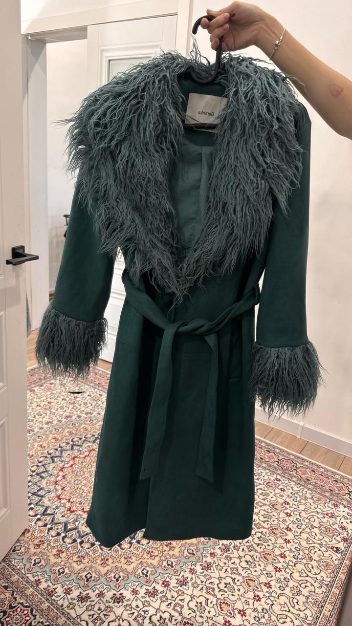 Пальто Bershka с отделкой из искусственного меха
