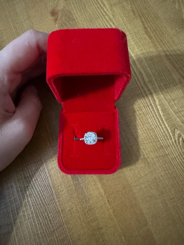 Серебрянное кольцо с муассанитом