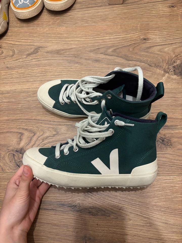 Зеленые высокие кеды Veja