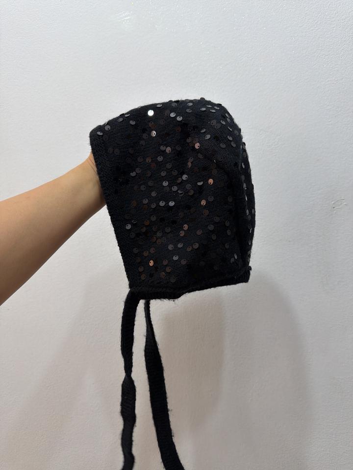 Вязаный капор с пайетками