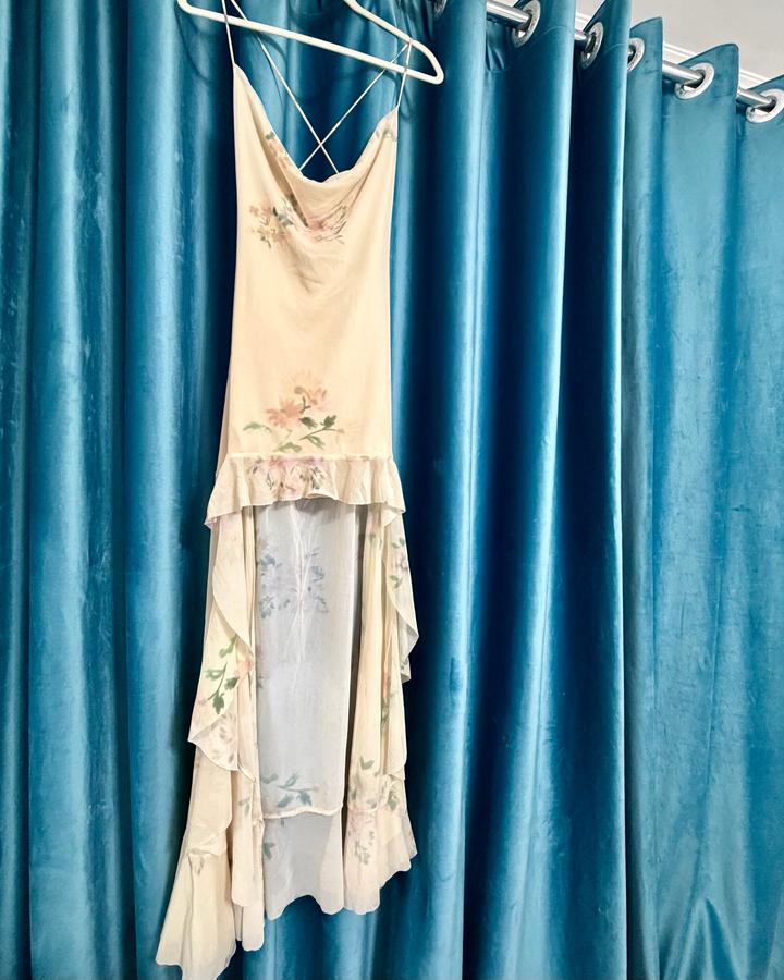 Платье Bershka с цветочным принтом на бретелях