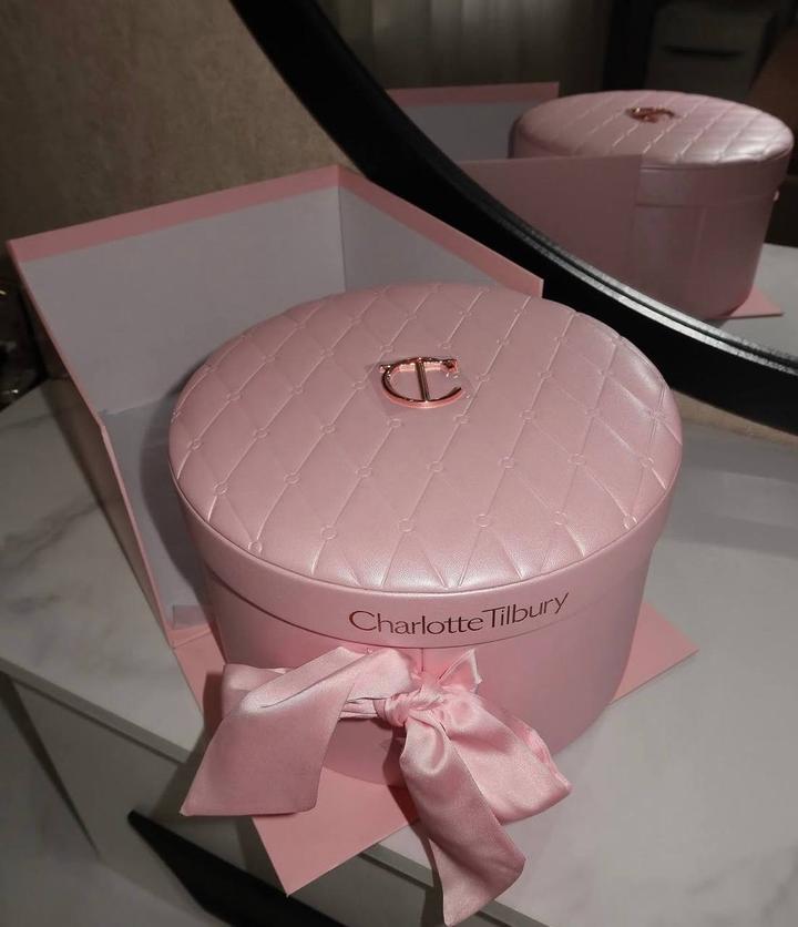 Charlotte Tilbury набор косметики в подарочной коробке