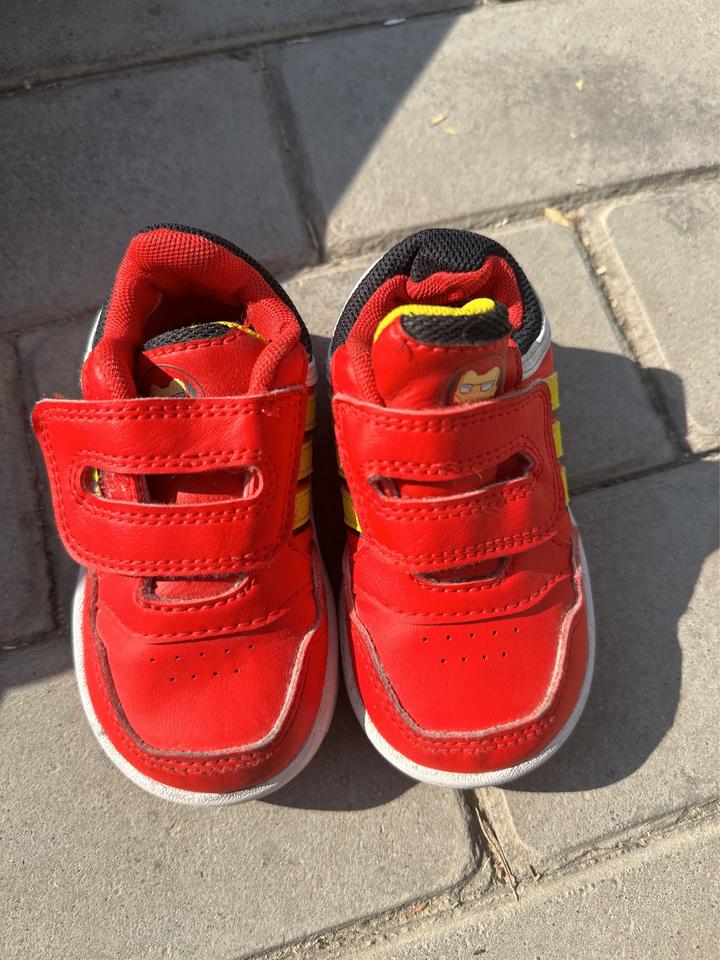 Кроссовки adidas Marvel