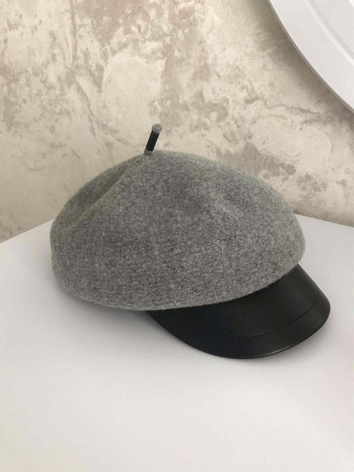 Берет с козырьком