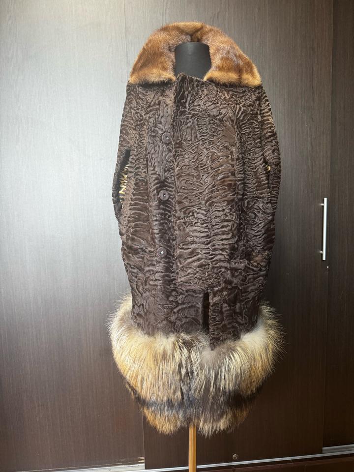 Golden furs Пончо из каракуля