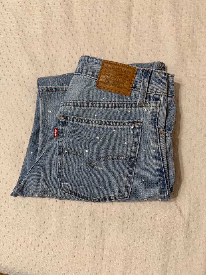 Джинсы Levi's со стразами