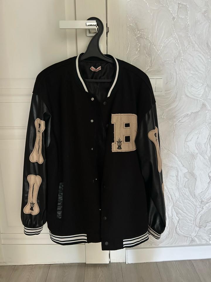 Бомбер в стиле varsity с оригинальным дизайном