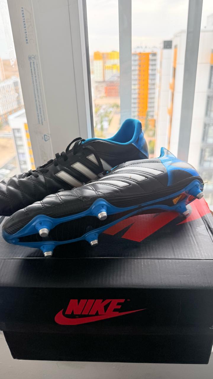 Футбольные бутсы adidas