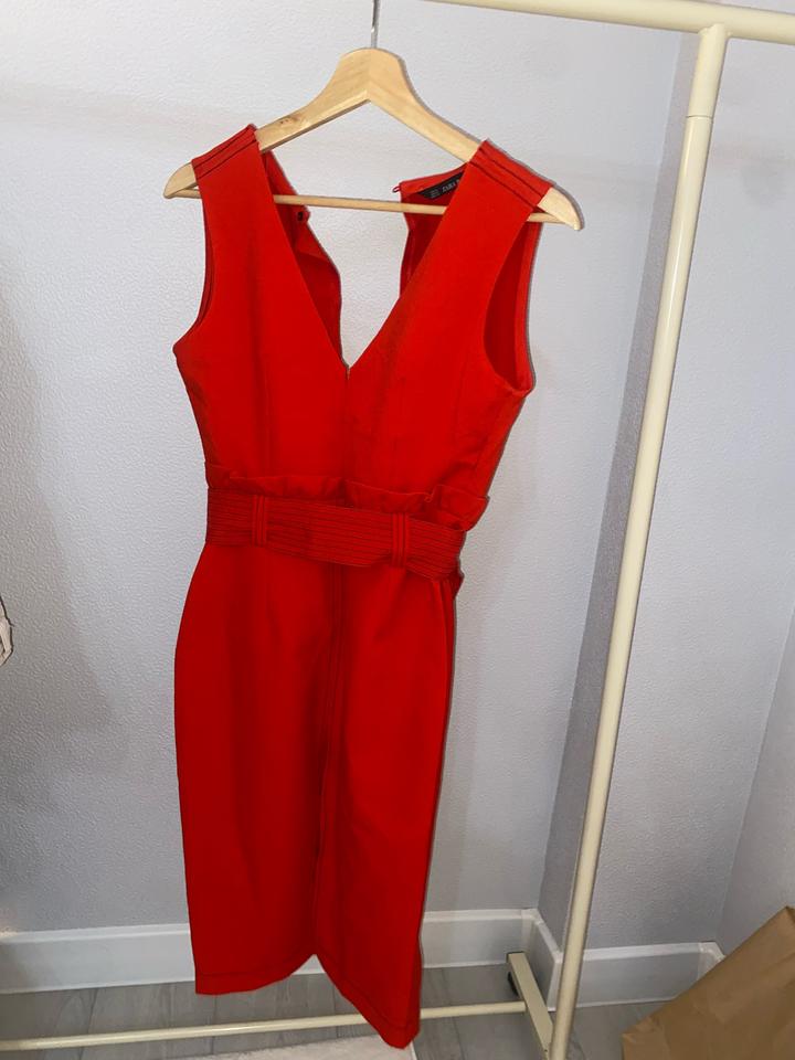 Красное приталенное платье Zara