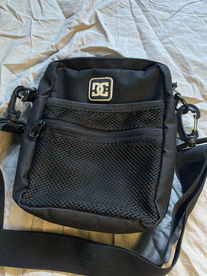 dc shoes cross body bag