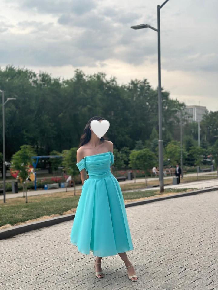 sposa Платье миди с открытыми плечами