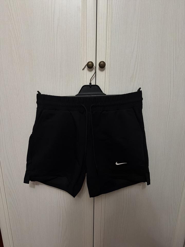 Спортивные шорты Nike