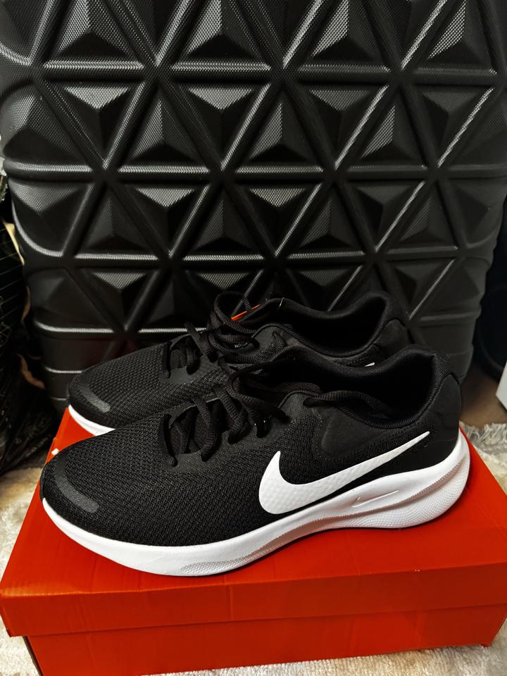 Крассовки Nike 42