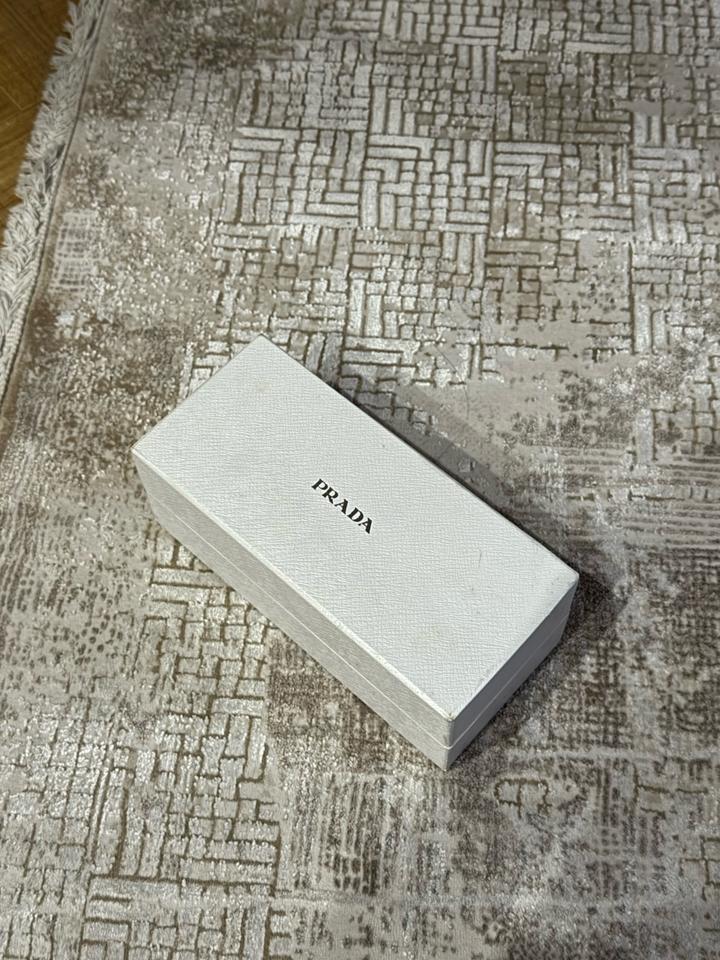 Солнцезащитные очки Prada