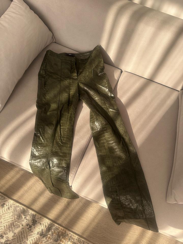 Брюки Mango из экокожи под крокодила