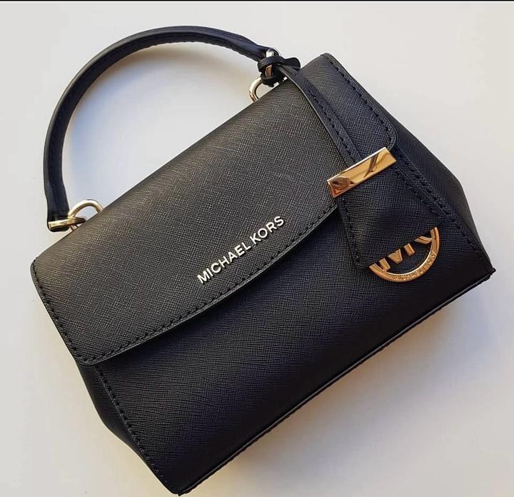 Та самая база, которая «вытягивает» любой образ: Michael Kors Ava 🖤