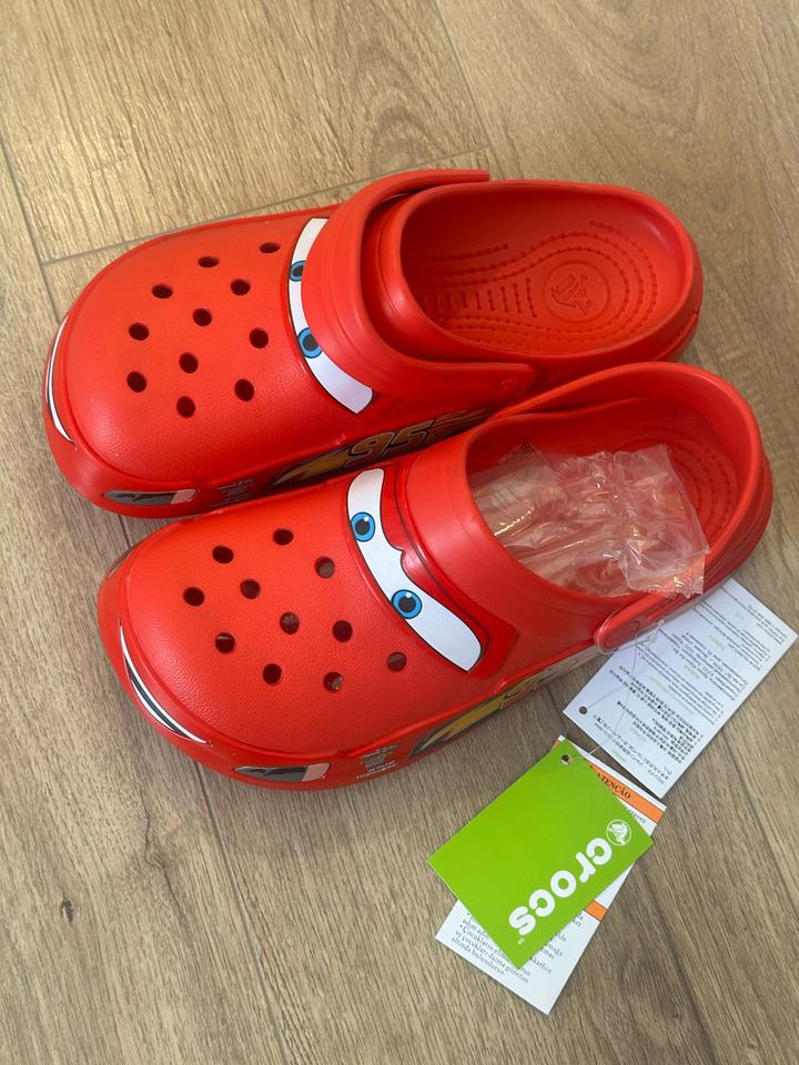 Сабо Crocs с принтом Молния Маккуин