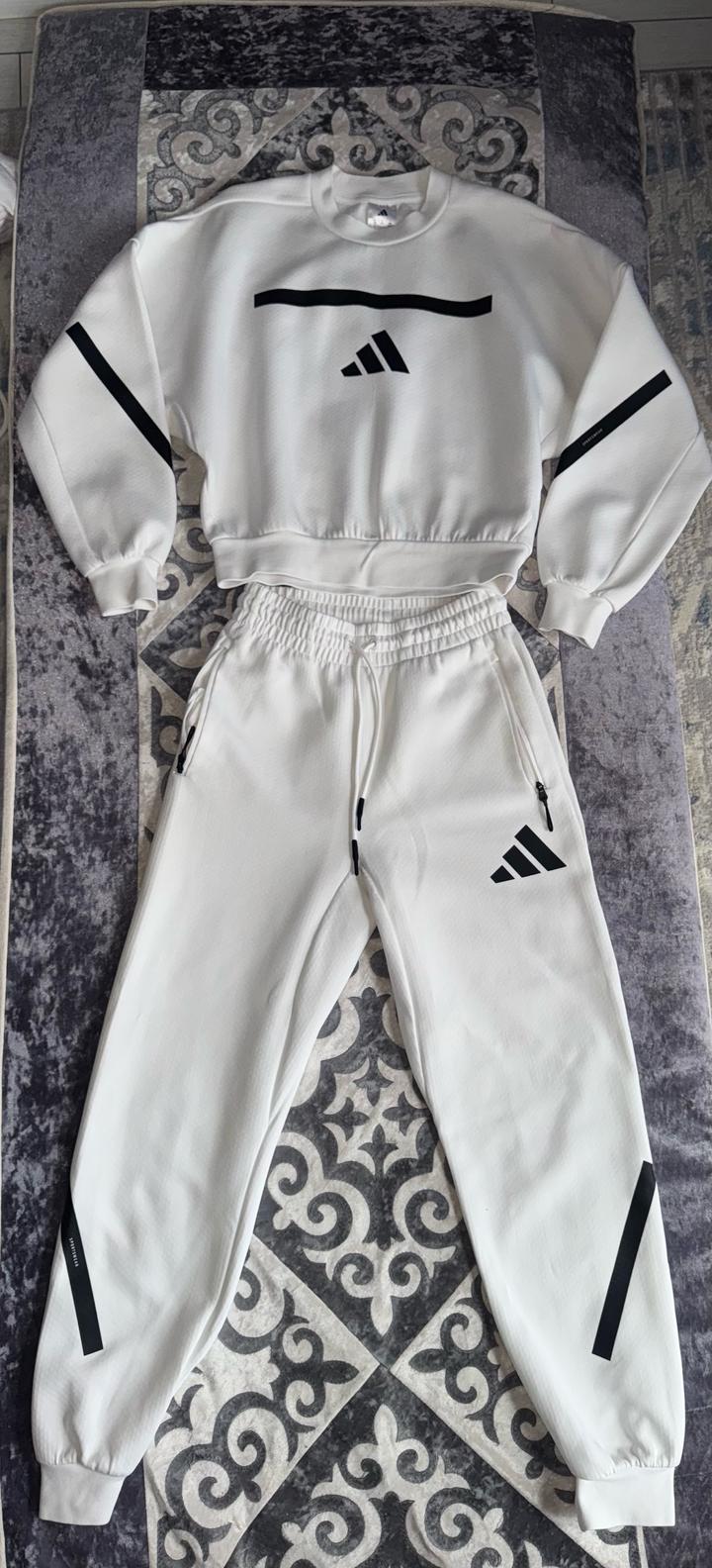 Спортивный костюм adidas