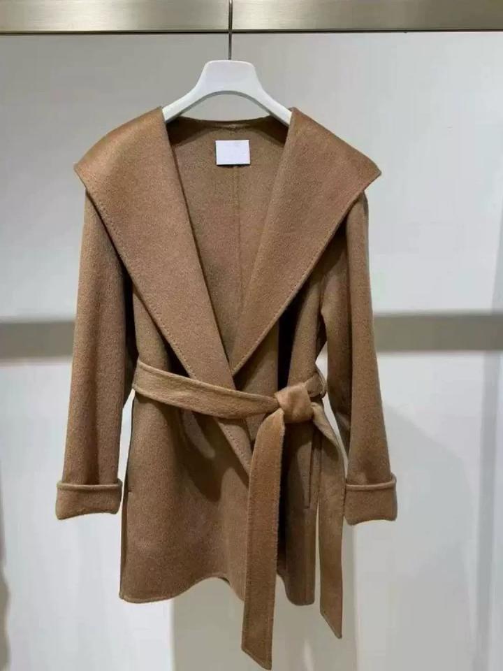 Пальто с капюшоном на поясе
