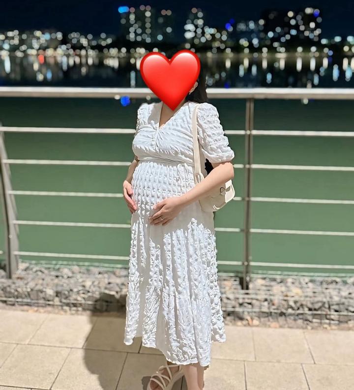 Фактурное платье для беременных