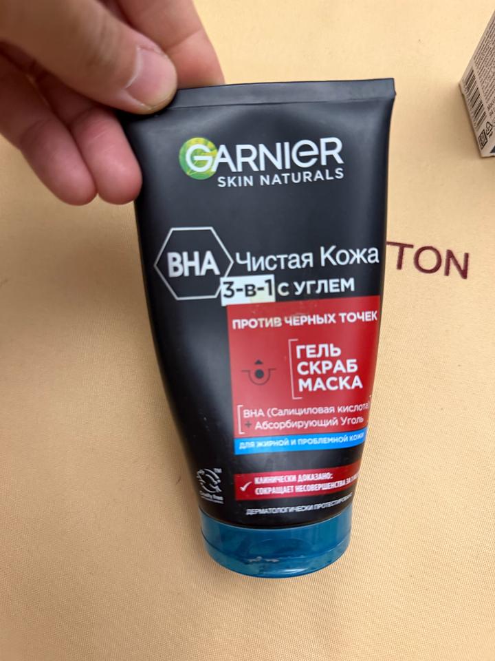 Garnier Skin Naturals гель-скраб-маска 3-в-1 с углем