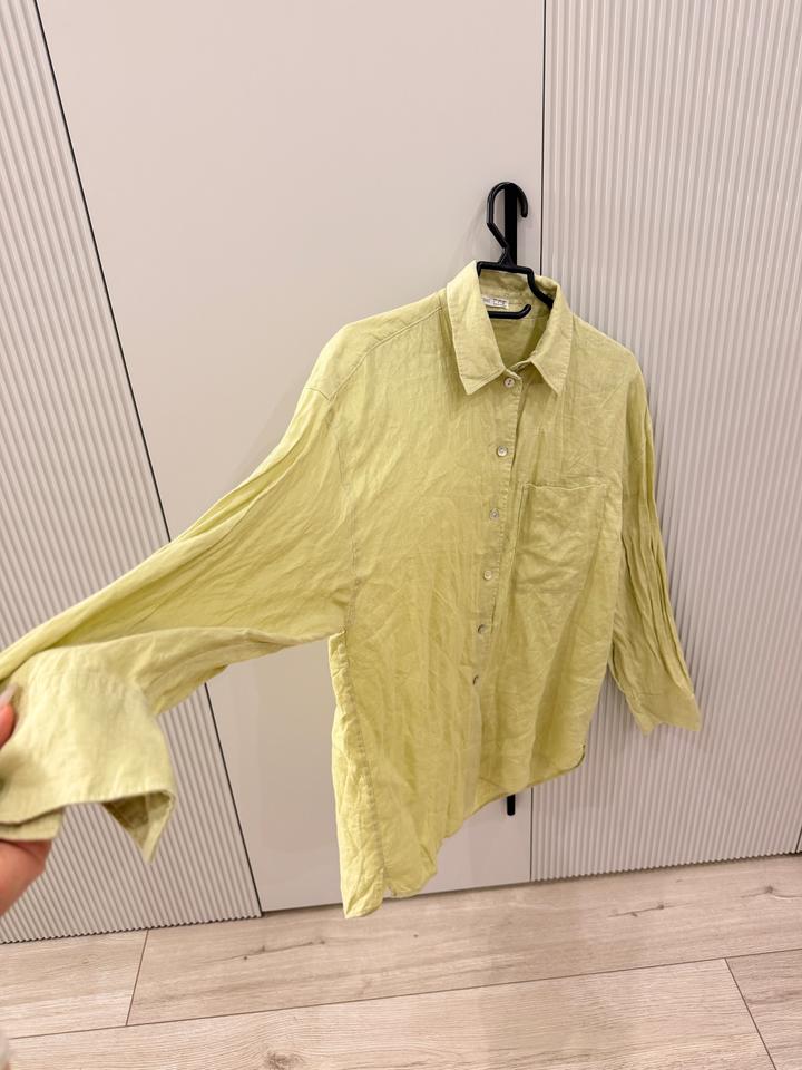 Рубашка OYSHO из льна зеленая свободная с карманом