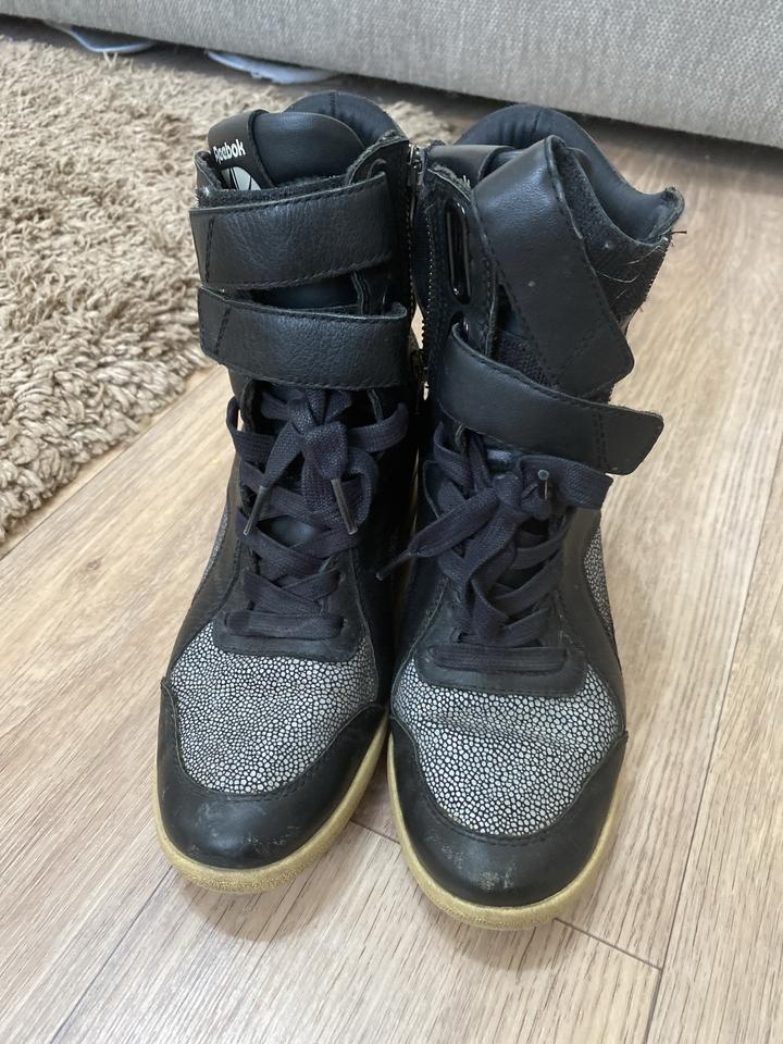Женские сникерсы Reebok на танкетке