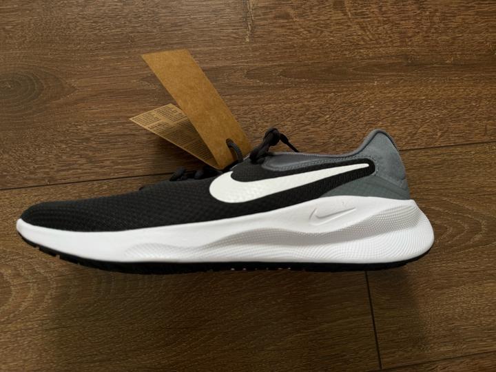 Новые кроссовки Nike